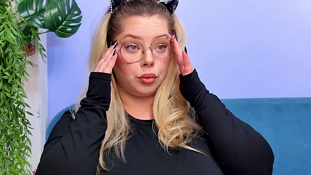 Snapshot of moon_cake chatting on March 19, 2025, 2:13 pm moon cake online show from March 19, 2025, 2:13 pm