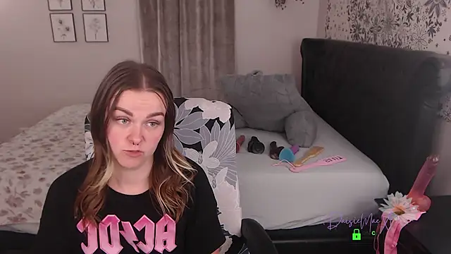 Snapshot of DaisieMaeXO chatting on May 18, 2026, 11:53 pm DaisieMaeXO online show from May 18, 2026, 11:53 pm