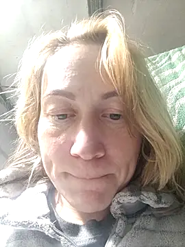 wLESLYMOSw online show from November 21, 2025, 7:24 pm