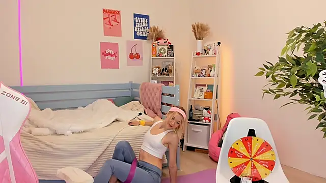 Lily Young online show from October 29, 2025, 6:12 am