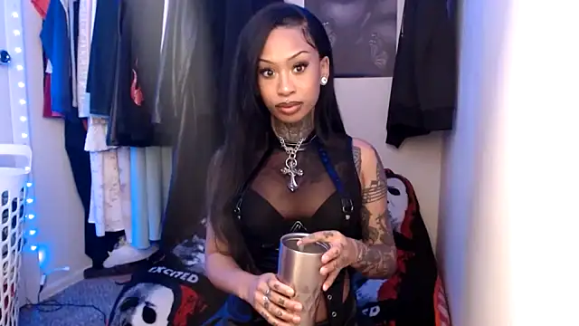 TrinityTeighlor online show from November 19, 2025, 9:53 am