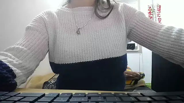 Luna girlhot  online show from June 3, 2026, 6:12 pm