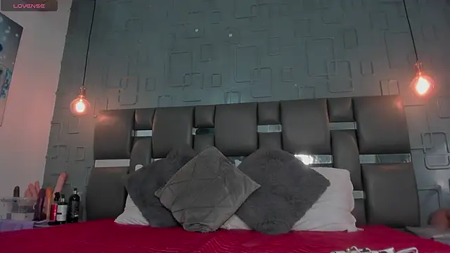 PittAndLunaa online show from March 7, 2025, 12:12 pm