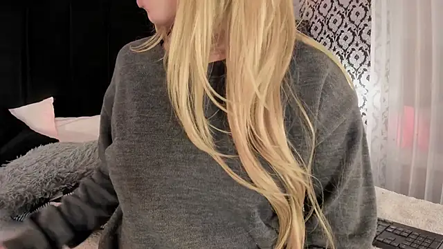 Adeelinee online show from November 20, 2025, 7:47 pm