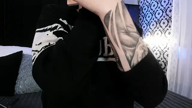 Adeelinee online show from September 29, 2025, 7:41 pm