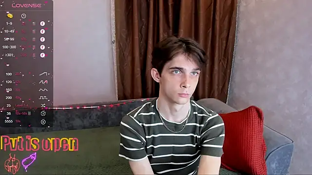 Snapshot of Aaron_Boom chatting on June 1, 2026, 10:20 pm Aaron Boom online show from June 1, 2026, 10:20 pm