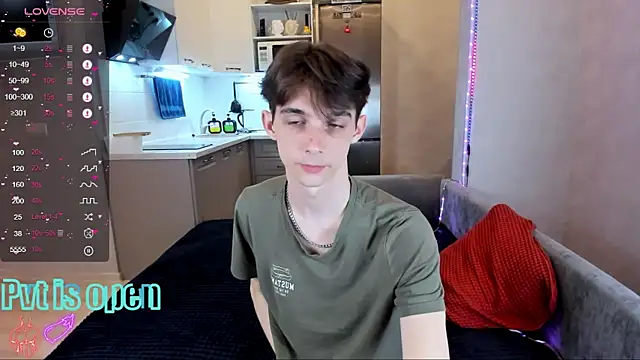 Snapshot of Aaron_Boom chatting on May 10, 2026, 11:06 pm Aaron Boom online show from May 10, 2026, 11:06 pm