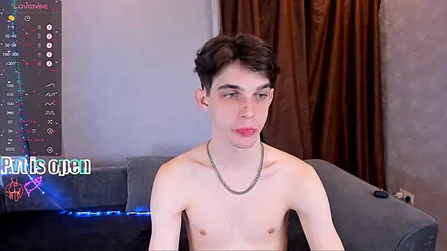 Snapshot of Aaron_Boom chatting on April 17, 2026, 9:39 pm Aaron Boom online show from April 17, 2026, 9:39 pm