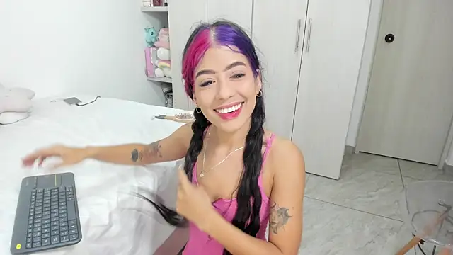 analia collins online show from November 30, 2025, 1:34 pm