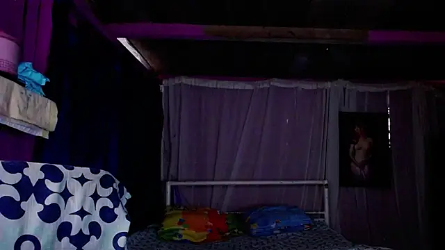 ZoeKuipers13 online show from February 18, 2025, 9:09 pm