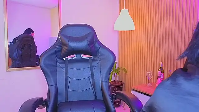 Dakota diaz  online show from April 15, 2026, 7:40 pm