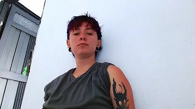 Snapshot of tomboyblue chatting on April 25, 2026, 5:43 pm tomboyblue online show from April 25, 2026, 5:43 pm