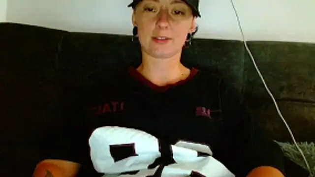 Snapshot of tomboyblue chatting on April 23, 2026, 9:05 pm tomboyblue online show from April 23, 2026, 9:05 pm