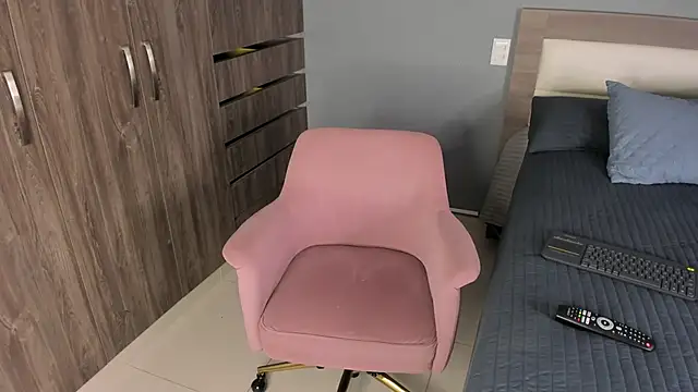 rebeca cortez  online show from September 13, 2025, 7:36 pm