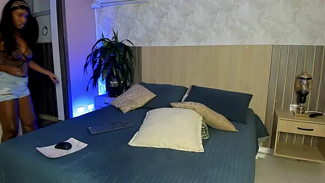 rebeca cortez  online show from April 15, 2026, 7:40 pm