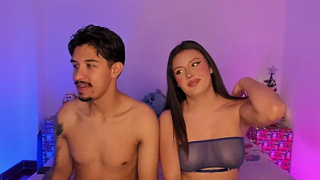 Snapshot of BradLovEmma_ chatting on December 18, 2024, 9:40 pm BradLovEmma online show from December 18, 2024, 9:40 pm