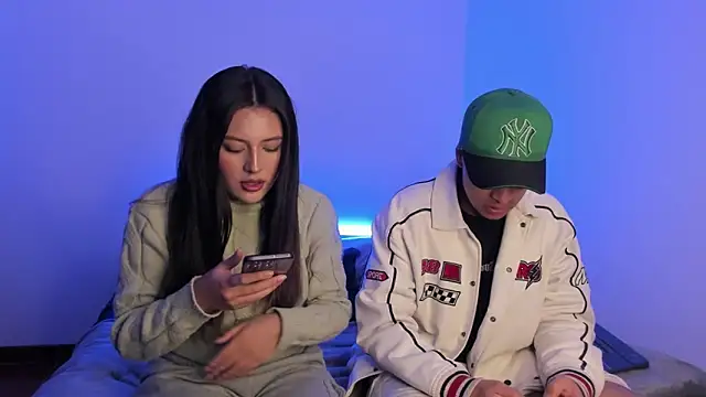 Snapshot of BradLovEmma_ chatting on February 10, 2025, 8:21 pm BradLovEmma online show from February 10, 2025, 8:21 pm