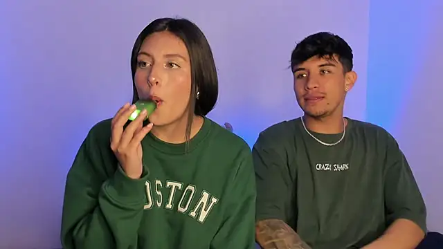 Snapshot of BradLovEmma_ chatting on February 28, 2025, 11:45 pm BradLovEmma online show from February 28, 2025, 11:45 pm