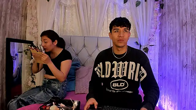 Snapshot of BradLovEmma_ chatting on October 27, 2025, 3:46 pm BradLovEmma online show from October 27, 2025, 3:46 pm