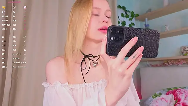 TaraSims online show from November 10, 2025, 11:43 pm