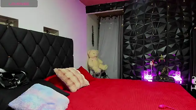 charlottemeyerr online show from November 13, 2025, 8:24 pm