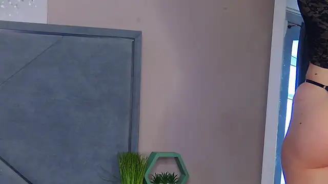 NicoleRosss online show from April 12, 2026, 1:58 pm