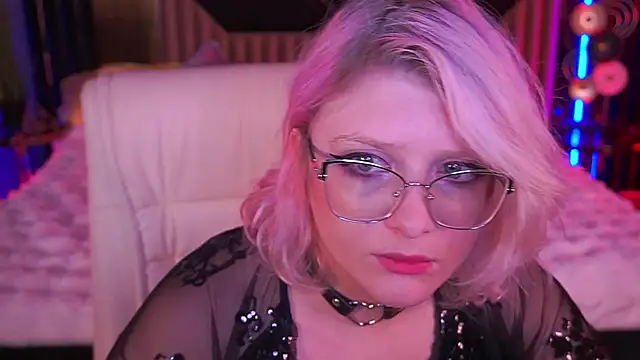 Snapshot of CoolTatis chatting on November 18, 2025, 8:17 am CoolTatis online show from November 18, 2025, 8:17 am