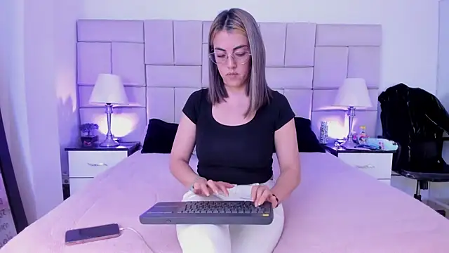 IsisLoveyes  online show from February 5, 2026, 12:06 am