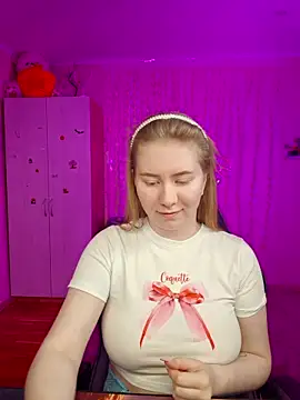 D0nna  online show from April 22, 2026, 7:53 pm