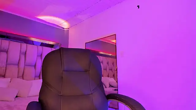 Snapshot of EmilyHaan chatting on March 19, 2025, 10:09 pm EmilyHaan online show from March 19, 2025, 10:09 pm