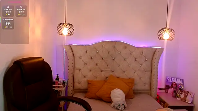 Charlotte Jones   online show from December 14, 2025, 11:16 am