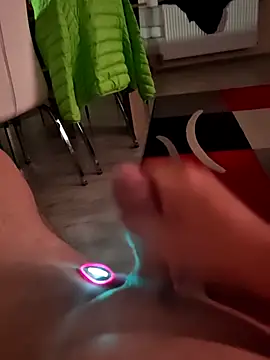 Szeltolo001 online show from April 14, 2026, 10:26 pm