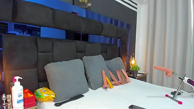 CahitlinBell online show from December 11, 2024, 9:01 pm