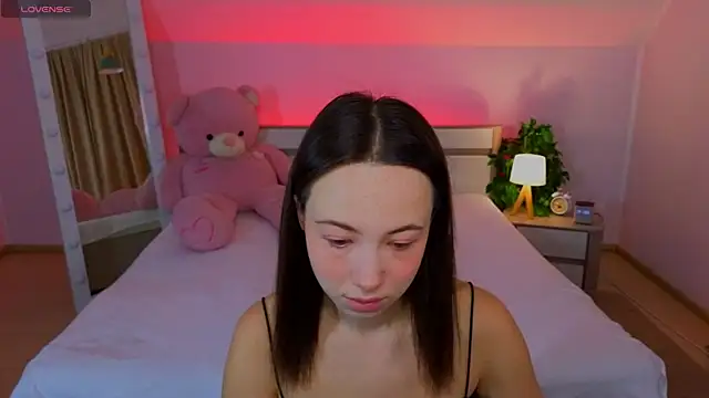 Hayle Hill online show from November 17, 2025, 1:20 am