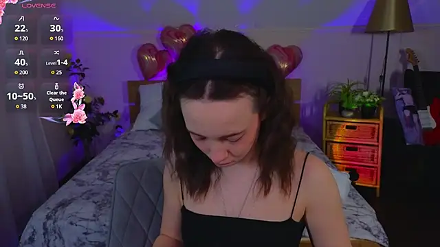 Hayle Hill online show from February 9, 2026, 1:03 am