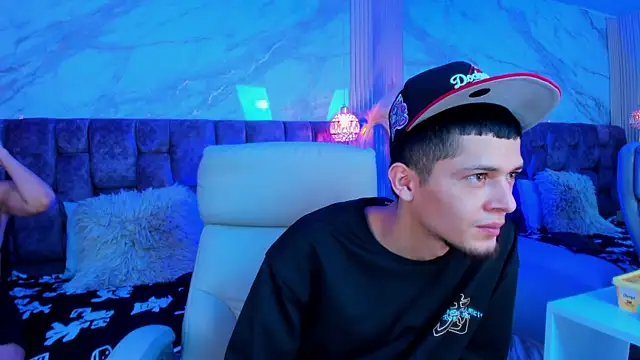 kendalltaylorr online show from April 8, 2026, 2:57 am