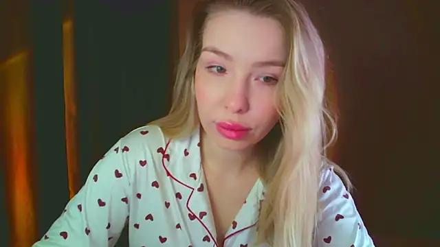 Snapshot of mia_raspberrie chatting on December 18, 2024, 3:15 am mia raspberrie online show from December 18, 2024, 3:15 am