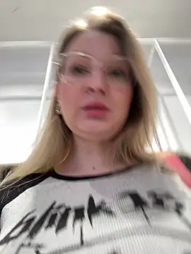 Teya moon  online show from December 23, 2025, 8:57 am