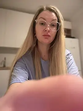 Teya moon  online show from February 27, 2025, 9:47 pm