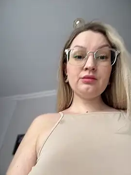 Teya moon  online show from February 6, 2025, 11:20 am