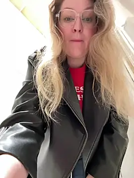 Teya moon  online show from April 18, 2026, 3:58 pm