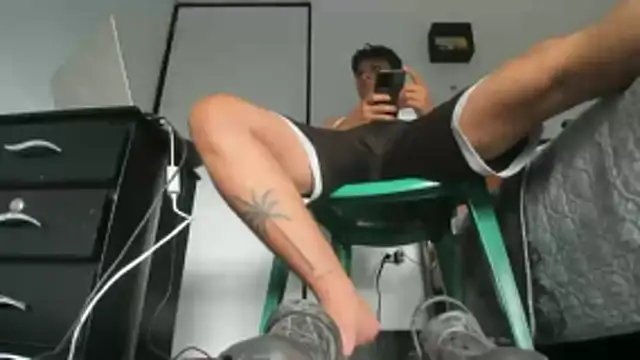 moubli  online show from December 4, 2025, 9:58 pm