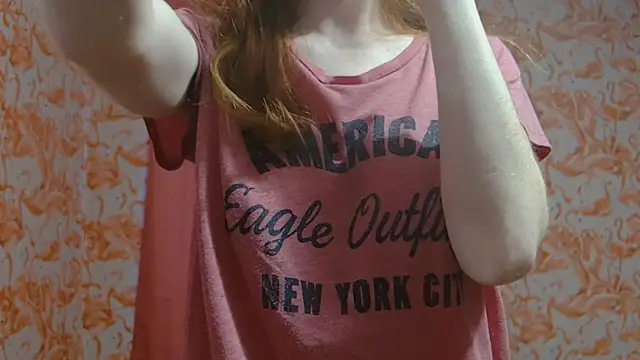 strawberrysmoothie online show from February 9, 2025, 10:21 pm