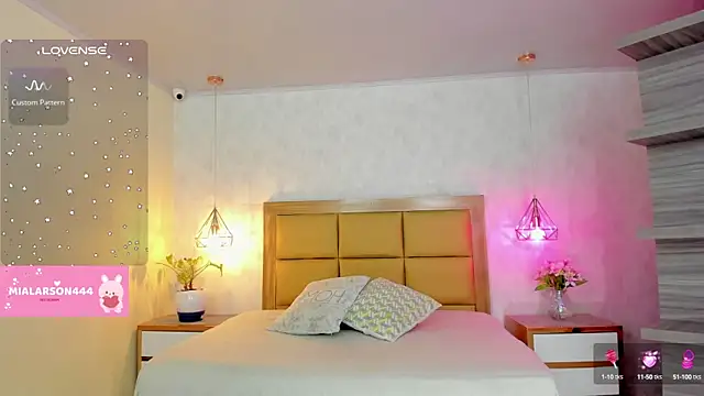 LARSONMIA online show from September 30, 2025, 12:22 pm