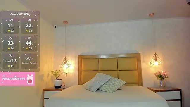 LARSONMIA online show from October 2, 2025, 12:19 pm