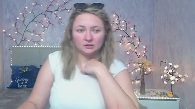 Snapshot of SallyVerda chatting on May 4, 2026, 6:22 pm SallyVerda online show from May 4, 2026, 6:22 pm