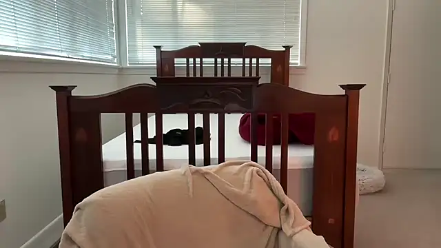 YUMIandbigWOLF online show from March 31, 2026, 11:40 pm