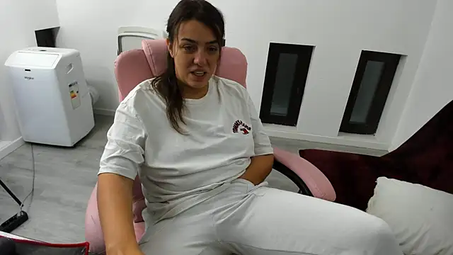 Dyana Kaylinn online show from October 3, 2025, 4:47 am