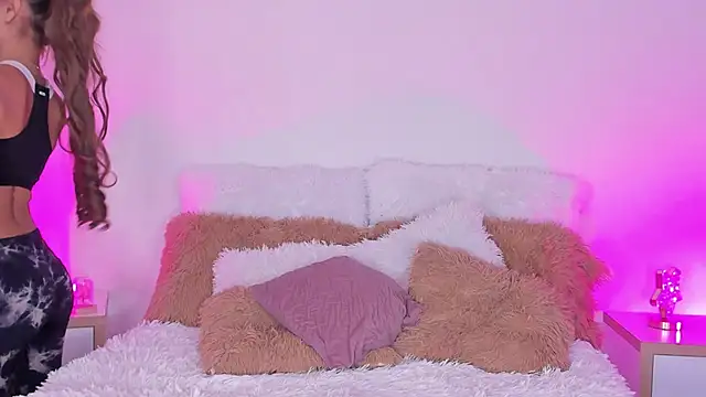 rosemonrooe online show from September 18, 2025, 2:20 pm