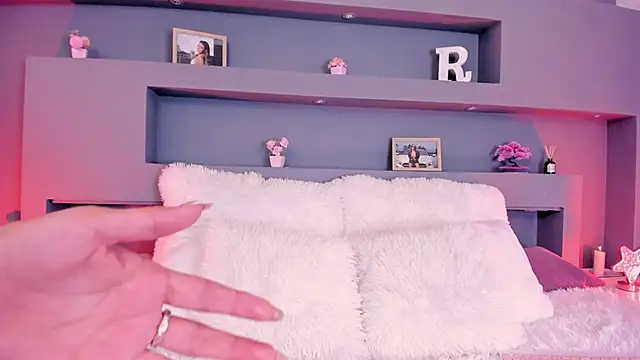 rosemonrooe online show from September 22, 2025, 2:23 pm